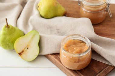 Ahşap masada armut reçeli kavanozu