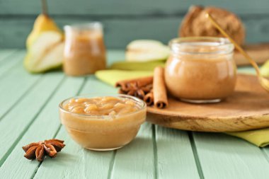 Ahşap masada bir kase armut reçeli