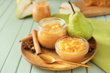 Ahşap masada lezzetli armut reçeli