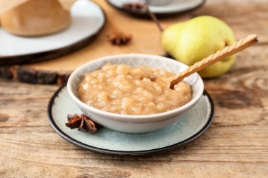 Ahşap masada bir kase armut reçeli