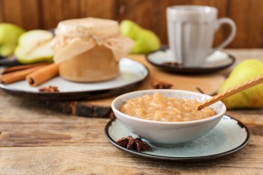 Ahşap masada bir kase armut reçeli
