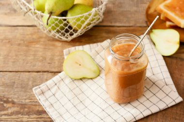 Ahşap masada armut reçeli kavanozu