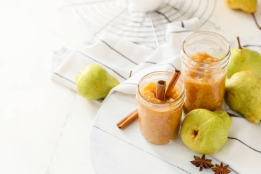 Beyaz arka planda armut reçeli kavanozları