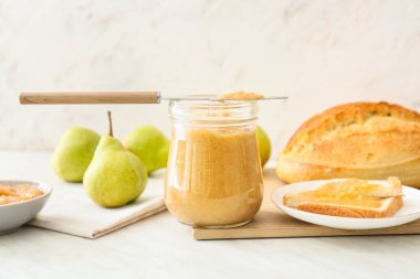 Hafif armutlu armut reçeli kavanozu.