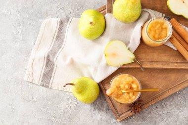 Grunge arka planında lezzetli armut reçeli