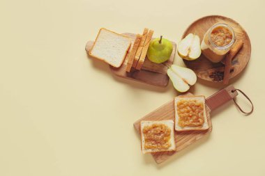 Renkli armut reçeli kavanozu.