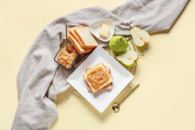 Taze ekmek tabağı, armut reçeli ve arka planda tereyağı.