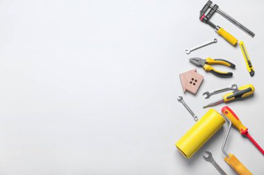 Açık arkaplanda ev ve inşaat araçları figürüne sahip kompozisyon