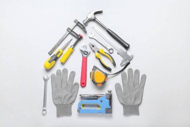 Işık arkaplan üzerinde inşaat araçları ile bileşim