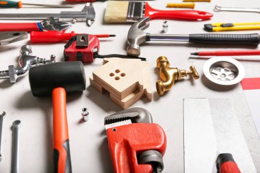 Açık arkaplanda ev ve inşaat araçları figürüne sahip kompozisyon