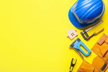 Renk arkaplanındaki ev ve inşaat araçlarının şekli