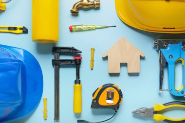 Renk arkaplan üzerinde ev ve inşaat araçları figürüne sahip kompozisyon