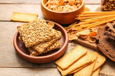 Ahşap arka planda farklı ürünler seti, yakın plan