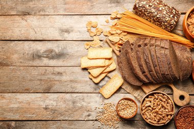 Ahşap zemin üzerinde farklı ürünler kümesi