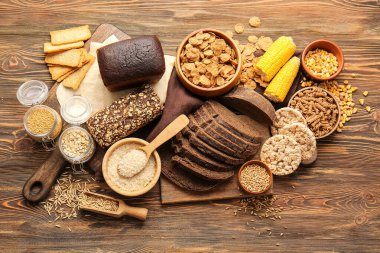 Ahşap zemin üzerinde farklı ürünler kümesi