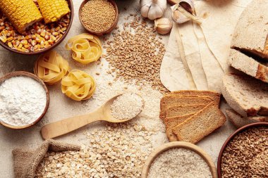 Işık arkaplan üzerinde farklı ürünler kümesi, yakın plan