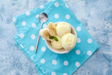 Renkli arkaplanda muzlu dondurma kasesi