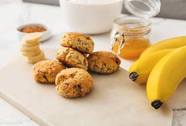 Lezzetli kurabiyeler ve hafif arka planda muzlu pano.