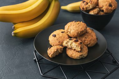 Lezzetli kurabiyeler ve koyu arkaplanda muzlar.