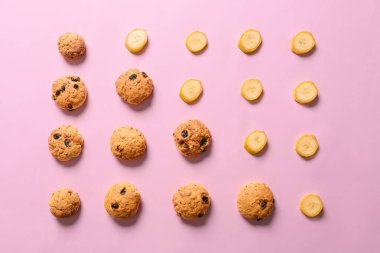 Renkli arkaplanda lezzetli muzlu kurabiye kompozisyonu