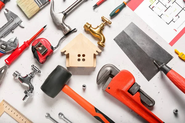 Açık arkaplanda ev ve inşaat araçları figürüne sahip kompozisyon