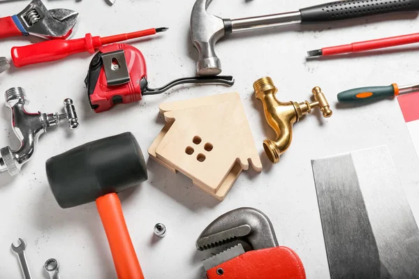 Açık arkaplanda ev ve inşaat araçları figürüne sahip kompozisyon