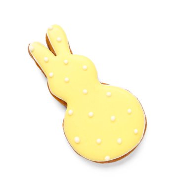 Beyaz arka planda tavşan şeklinde lezzetli Paskalya kurabiyesi