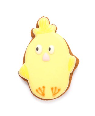 Beyaz arka planda tavuk şeklinde lezzetli Paskalya kurabiyeleri.