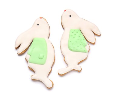 Beyaz arka planda tavşan şeklinde lezzetli Paskalya kurabiyeleri