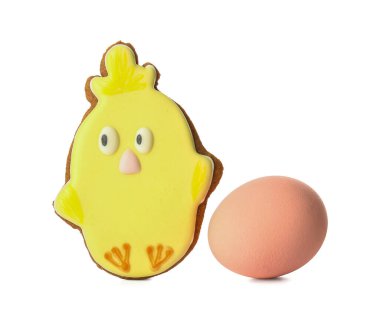 Beyaz arka planda tavuk ve yumurta şeklinde lezzetli Paskalya kurabiyeleri.