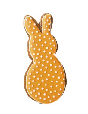 Beyaz arka planda tavşan şeklinde lezzetli Paskalya kurabiyesi