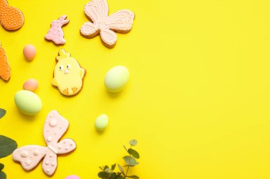 Lezzetli Paskalya kurabiyeleri ve renkli yumurtalar.