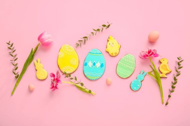 Renkli arkaplanda lezzetli Paskalya kurabiyeleri olan güzel kompozisyon
