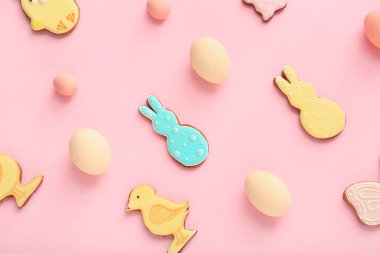 Lezzetli Paskalya kurabiyeleri ve renkli yumurtalar.