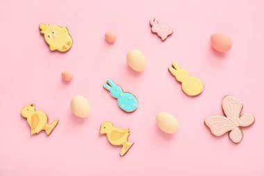 Lezzetli Paskalya kurabiyeleri ve renkli yumurtalar.