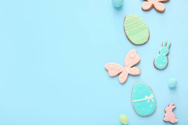 Lezzetli Paskalya kurabiyeleri ve renkli yumurtalar.