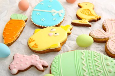 Lezzetli Paskalya kurabiyeleri ve yumurtalı parşömen.