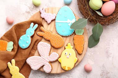 Hafif arkaplanda lezzetli Paskalya kurabiyeleri olan güzel bir kompozisyon