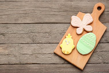 Ahşap zemin üzerinde lezzetli Paskalya kurabiyeleri olan tahta.