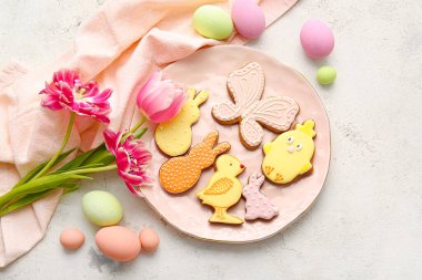 Hafif arkaplanda lezzetli Paskalya kurabiyeleri olan güzel bir kompozisyon