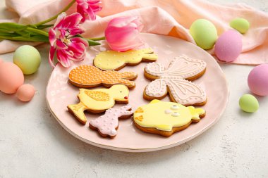 Hafif arka planda lezzetli Paskalya kurabiyeleri tabağı