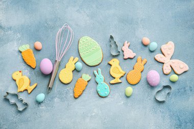 Lezzetli Paskalya kurabiyeleri ve rengarenk kaplamalı yumurtalar.