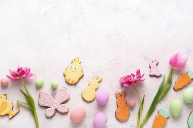 Hafif arkaplanda lezzetli Paskalya kurabiyeleri olan güzel bir kompozisyon