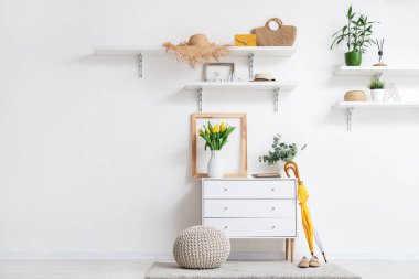 Modern koridorun şık iç tasarımı