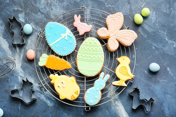 Cooling Rack Tasty Easter Cookies Eggs Baking Utensils Dark Background — Stock Photo, Image