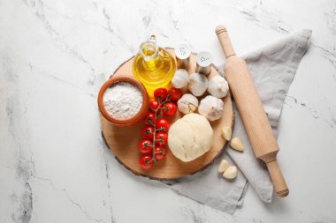 Pizzanın içeriği arka planda