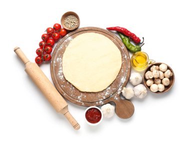 Beyaz arka planda pizza malzemeleri olan tahta
