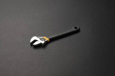 Koyu arkaplanda metal anahtar