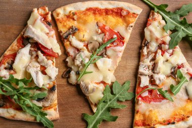 Ahşap arka planda lezzetli pizza dilimleri