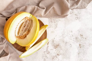Açık arkaplanda tatlı kesilmiş kavun tabağı